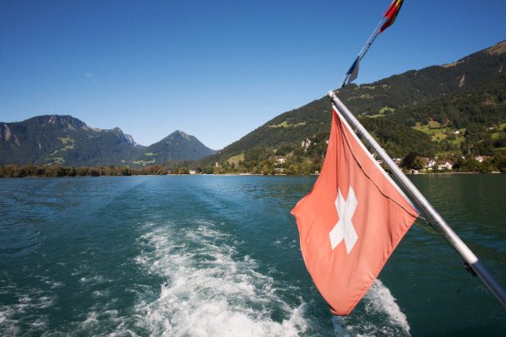 Eine Schweizerfahne weht im Fahrwind des Schiffs auf dem Walensee
